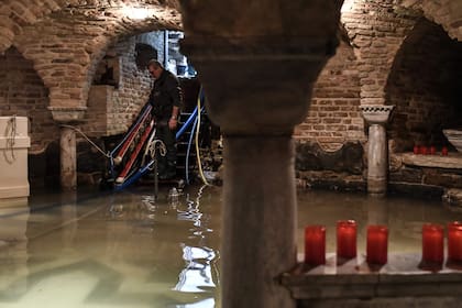 La inundación de la Basílica sólo tiene cinco antecedentes en toda su historia, fue construida en el siglo IX y en 1200 años de historia el agua ingresó seis veces, lo preocupante es que de este total, tres tuvieron lugar en los últimos 20 años