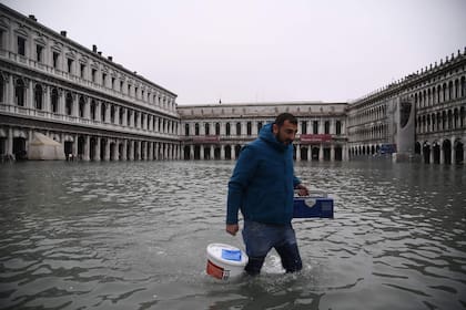 En la Plaza San Marcos, donde las habituales pasarelas o las botas altas de goma ya no servían, ya que se encontraba totalmente inundada e inaccesible