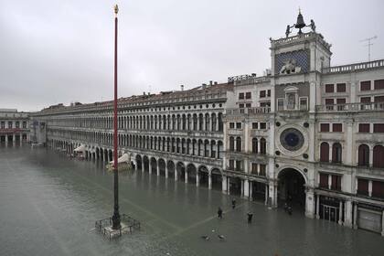 "Esto es un desastre, nos enfrentamos a una marea más que excepcional. Todos están movilizados para manejar la emergencia", dijo el alcalde de Venecia, Lugi Brugnaro.