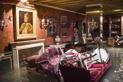Muebles, alfombras y objetos de valor amontonados sobre un sillón en el Palacio Gritti