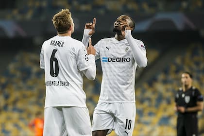 Alassane Pléa anotó un triplete en la goleada de Borussia Mönchengladbach