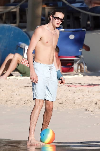 Alastair (19), hijo de
Penny y la estrella de rock, se
divirtió jugando a la pelota en el
mar con sus hermanos.