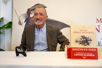 "Alatriste es un héroe oscuro que tiene recuerdos oscuros a la memoria. Ha hecho cosas de las que no está orgulloso", explicó Pérez-Reverte