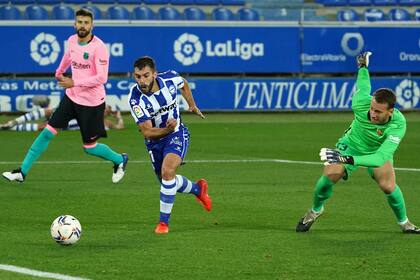 Neto ya perdió la pelota ante la presión de Rioja, que marca el gol de Alavés