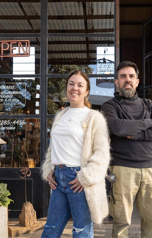 Alba y Federico Judez Rivas en la puerta de su emprendimiento.