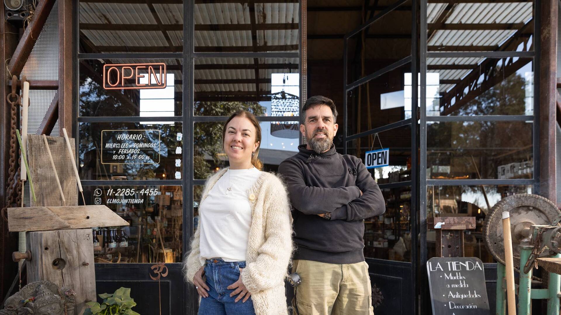 Alba y Federico Judez Rivas en la puerta de su emprendimiento.