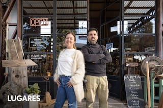 Los hermanos que eligieron el pueblo de su abuela para montar un restaurante y local de muebles de demolición