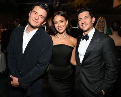 Alba y Ramirez optaron por engamar sus looks. Durante la velada, plagada de celebridades, se encontraron con Orlando Bloom, con quien a la actriz de Los 4 fantásticos la relacionaron en julio de este año. Lejos de evitarse, los tres sonrieron para los flashes