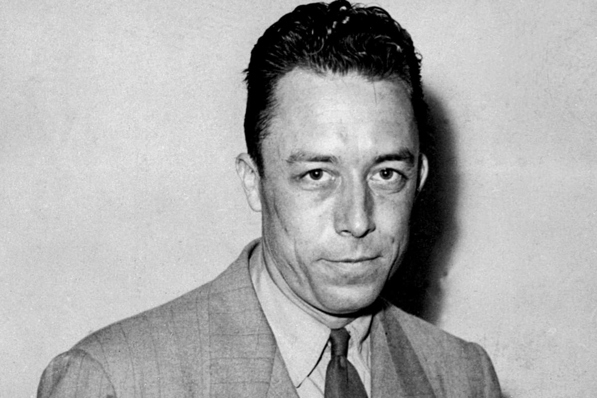 Albert Camus: “Nadie se da cuenta de que algunas personas gastan una energía tremenda simplemente en ser normales”