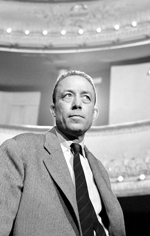 Albert Camus, durante el ensayo de una de sus obras teatrales