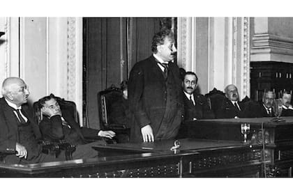 Albert Einstein durante una conferencia en el Colegio Nacional Buenos Aires