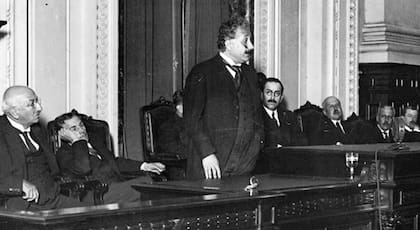 Einstein durante una conferencia en el Colegio Nacional Buenos Aires