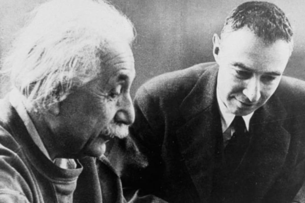 Albert Einstein y Robert Oppenheimer, conocido como "el padre de la bomba atómica"