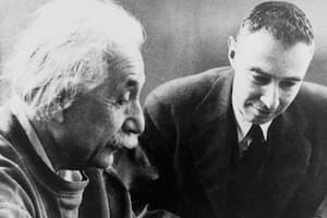 Albert Einstein y Robert Oppenheimer, conocido como "el padre de la bomba atómica"