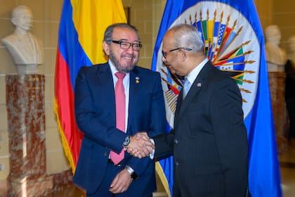 Albert Ramdin (derecha), secretario general de la OEA.