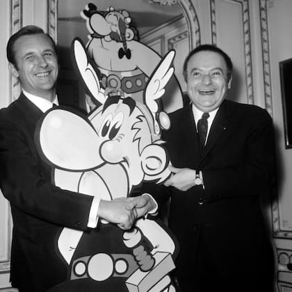 Albert Uderzo y René Goscinny con Obélix y Astérix en una recepción en el restaurante Maxim's de París