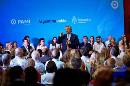 6 DE MARZO: todavía el distanciamiento social no era la regla cuando Fernández lideró un acto en Quilmes para anunciar el nuevo vademécum de remedios gratuitos para afiliados del PAMI