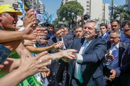 1 DE MARZO: abrazos, apretones de manos, besos... El Presidente saluda a simpatizantes después de la Asamblea Legislativa. El coronavirus no figuró en el discurso