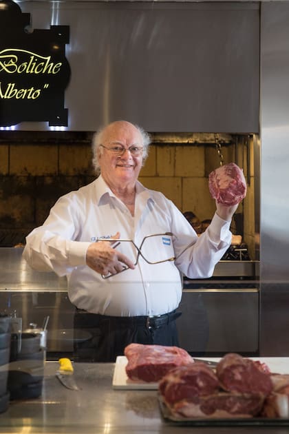 Alberto Pérez sirve la mejor carne de Bariloche.