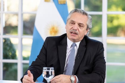 El Presidente publicó un tuit con la bandera argentina y el hashtag #UnamosFuerzas