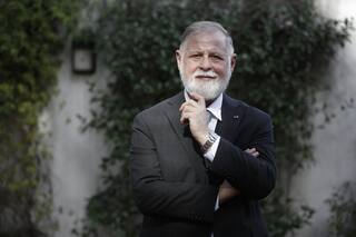 Alberto Manguel dona su biblioteca a Portugal: "Siento que es un milagro"