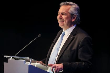 Alberto Fernández sonríe por un comentario del público en el corte