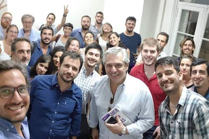 Alberto Fernández con los intelectuales de Agenda Argentina en un encuentro en la sede de la agrupación Génera, que conduce Sosa, en 2019