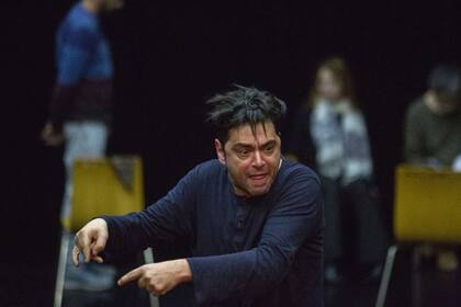 Alberto Ajaka, en un ensayo de Hamlet
