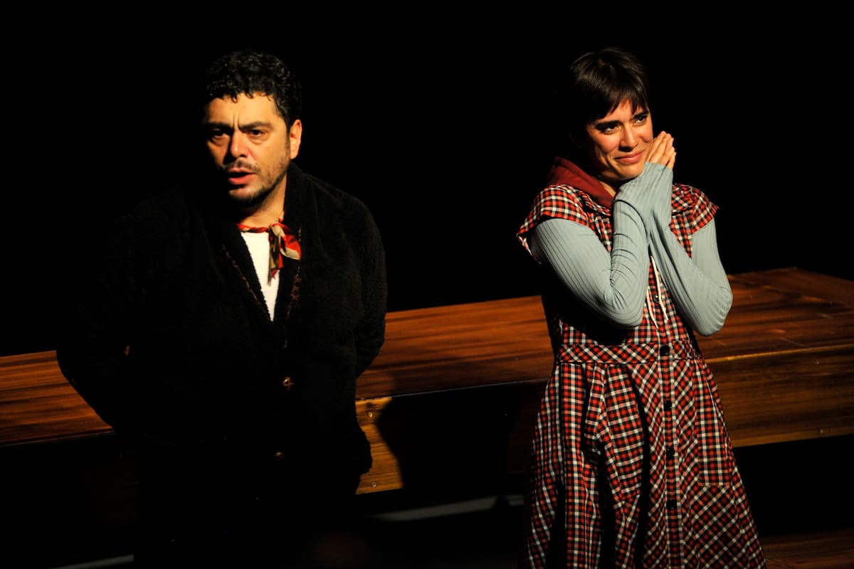 Alberto Ajaka y Carolina Ramírez, en la función para invitados y amigos que terminó con un cerrado aplauso