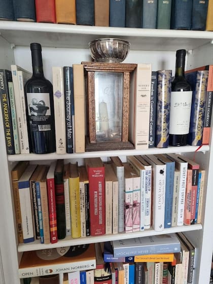 Alberto Benegas Lynch (h): "En mi biblioteca: una botella con la palabra libertad 2300 AC en Sumeria, otra botella con mi abrazo a Javier Milei en la Universidad de Belgrano, el bowl de Patricio Lynch (mi chozno por parte materna y tatarabuelo por parte paterna) y un fanal fabricado por mi amigo Johnny Anchorena".