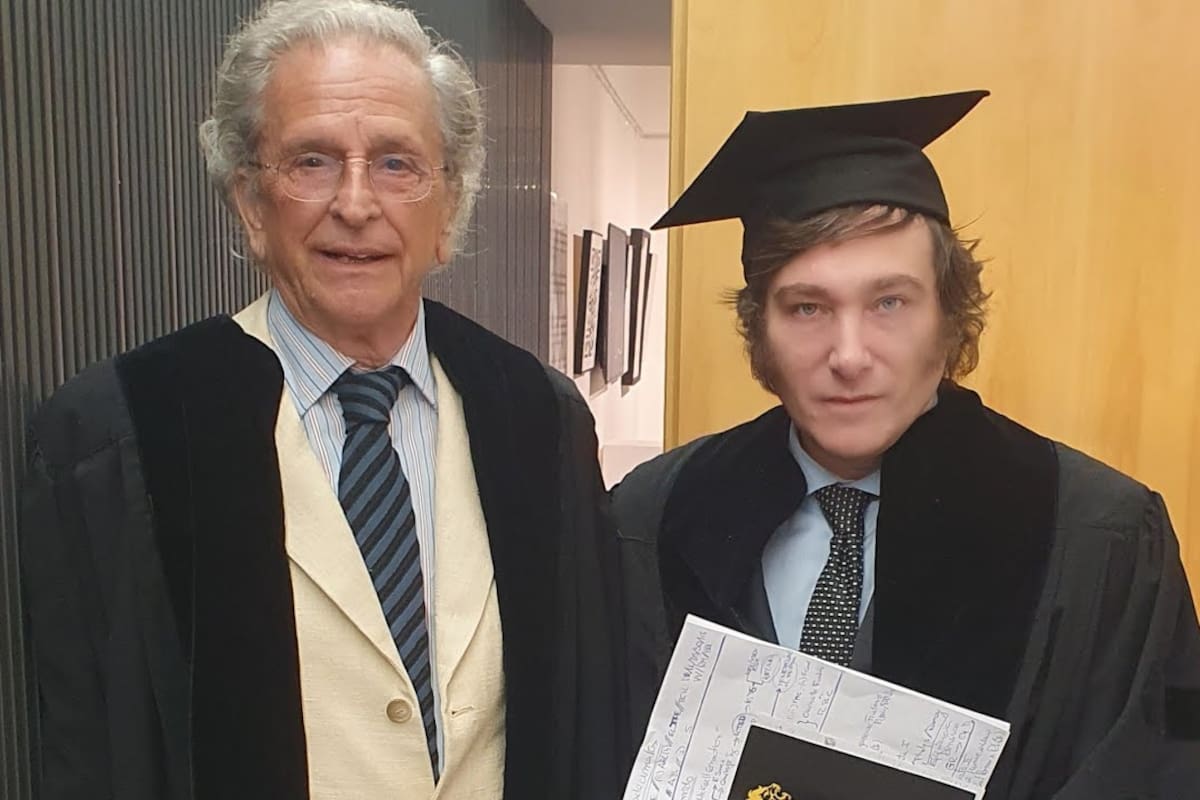 Alberto Benegas Lynch (h) y Javier Milei, cuando Eseade le concedió un doctorado Honoris Causa, en diciembre de 2022