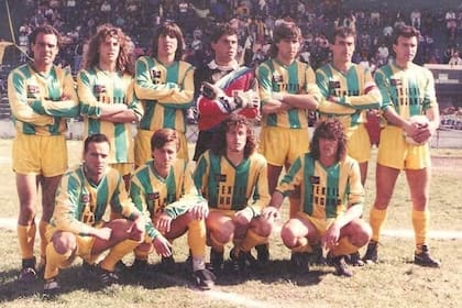 Alberto "Beto" Navarro, el segundo desde la izquierda en la fila de abajo