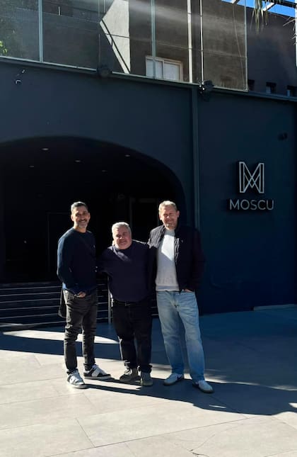 Alberto “Beto” Resnik, Maxi Berra y Diego “Tití” Caggiano en la época que organziban Pachá Matinée en la entrada de Moscú, como se llama ahora el histórico boliche de Costanera Norte