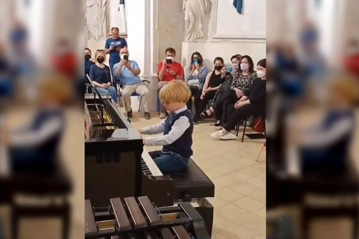 Alberto Cartuccia Cingolani toca el piano en un concurso internacional a los 5 años, en una interpretación que lo llevó a ser bautizado como "el Mozart italiano"
