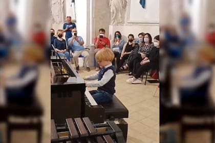Alberto Cartuccia Cingolani toca el piano en un concurso internacional a los 5 años, en una interpretación que lo llevó a ser bautizado como "el Mozart italiano"