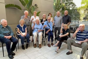 Alberto Chab (de pie, a la izquierda) junto a los integrantes del grupo "Noventa y contando"