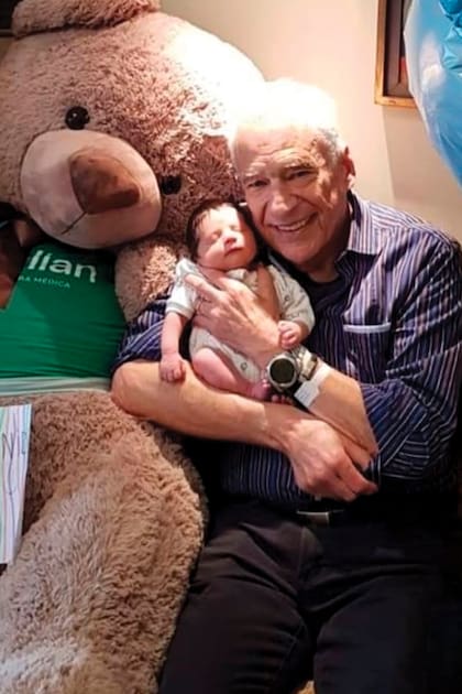 Alberto Cormillot en una de sus primeras postales con su hijo Emilio.