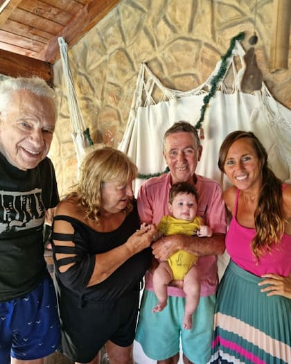 Alberto Cormillot, Estefanía Pasquini, los padres de la nutricionista y el pequeño Emilio en una postal de las fiestas de Navidad