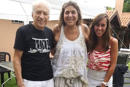 Alberto Cormillot junto a su hija Renée y su actual mujer, Estefanía Pasquini