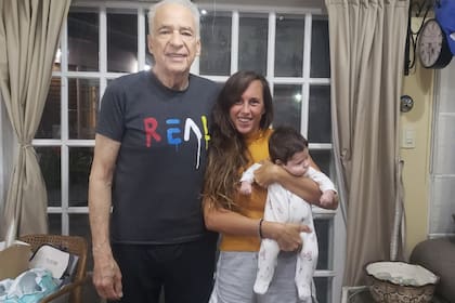 Alberto Cormillot y Estefanía Pasquini junto a Emilio. su hijo