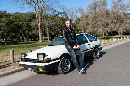 Alberto creció dibujando los autos que veía en la tele y ahora tiene un vínculo de más de una década con su amado Trueno