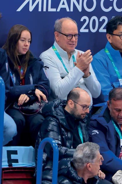 Alberto de Mónaco junto a su sobrina, la princesa
Alexandra de Hannover
celebran la performance del equipo de patinaje artístico sobre
hielo y danza rítmica en el día tres de la competencia