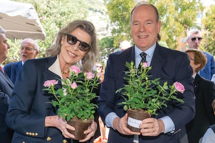 Alberto de Mónaco y Carolina de Hannover (tal su título, ya que no se divorció de su último marido, Ernst de Hannover) muestran el resultado de su participación en los talleres de jardinería del Rosedal Princesa Grace.