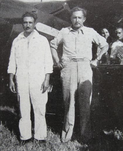 Alberto De Sautu Riestra luego de su baja en la Aviación Naval Argentina continuó su carrera como aviador civil en Argentina convirtiéndose en piloto de la Aeroposta Argentina. S.A. (Magazine Avia).