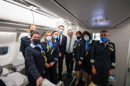 Alberto Fernández, a bordo del avión que lo trajo de regreso de Glasgow; un respiro de las presiones kirchneristas