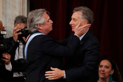 Alberto Fernández abraza al presidente saliente, Mauricio Macri, el 10 de diciembre de 2019