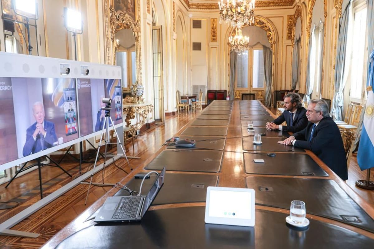Alberto Fernández, acompañado por Santiago Cafiero en videoconferencia con Joe Biden