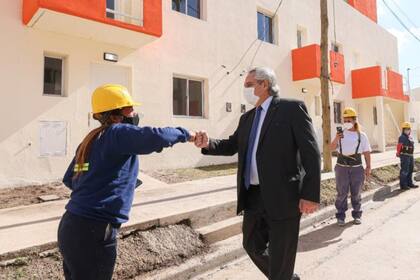Alberto Fernández agradeció a las mujeres que participaron de la construcción de las viviendas