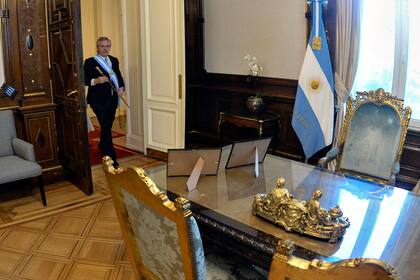 Alberto Fernández al ingresar a su despacho en la Casa Rosada