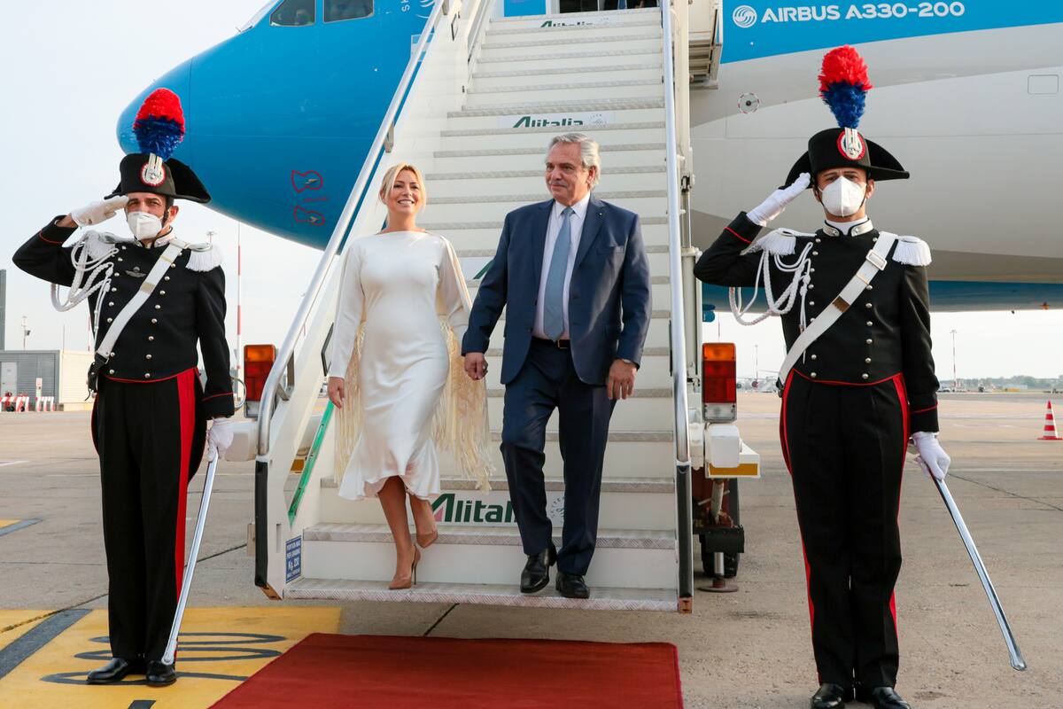 Alberto Fernández al llegar a Italia junto la la Primera Dama, Fabiola Yañez